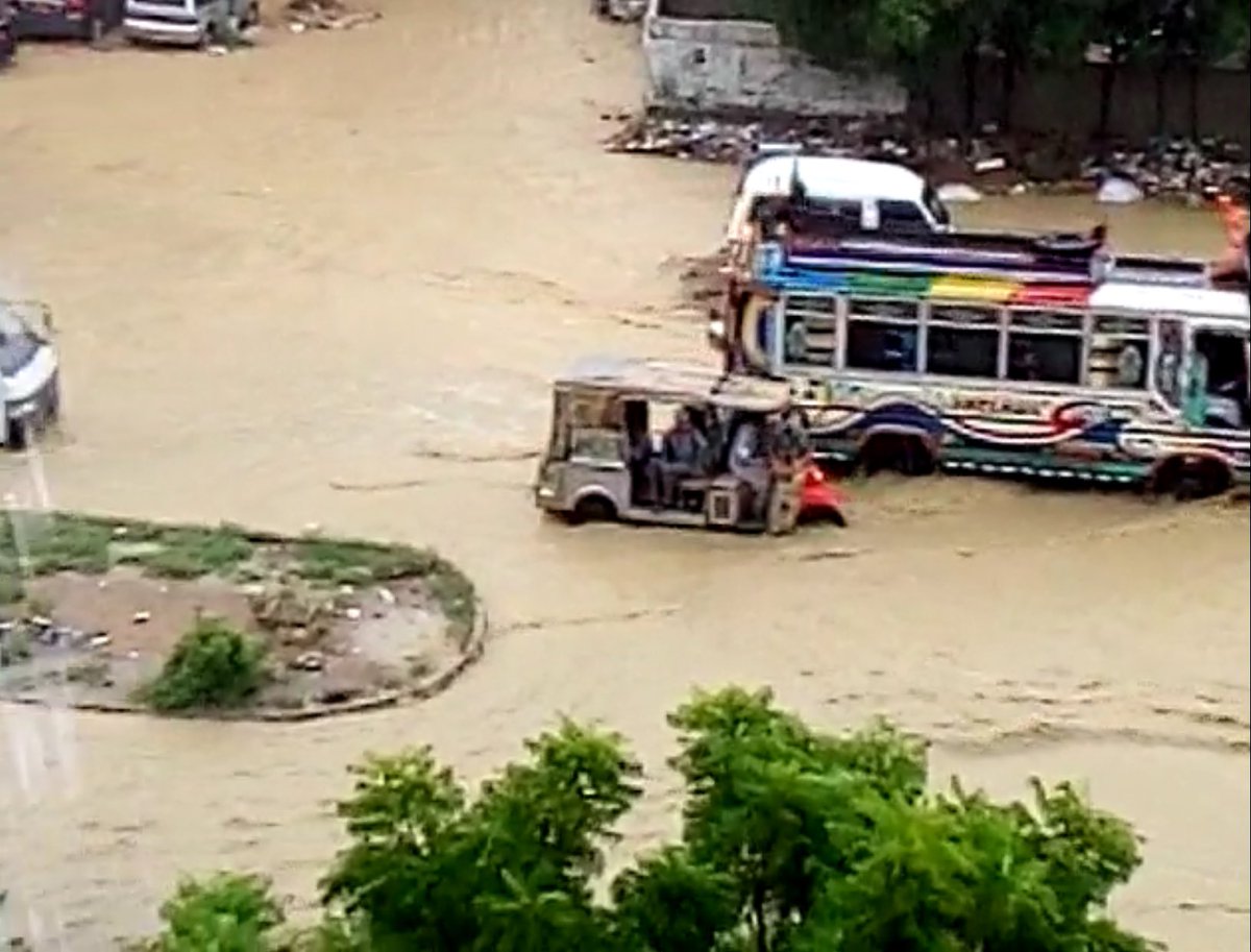 Karachi's Heavy Show Of Rain Has Absolutely Left The City In Turmoil!