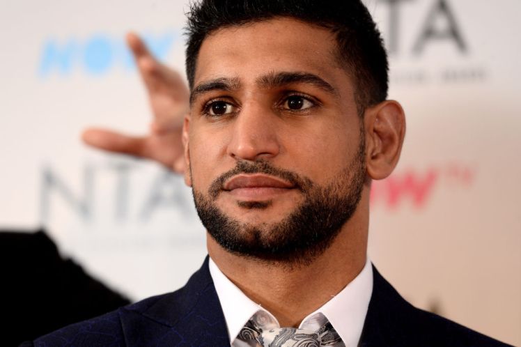 Amir Khan Throws Water at Boxer after He Cheaply Taunted him about ...