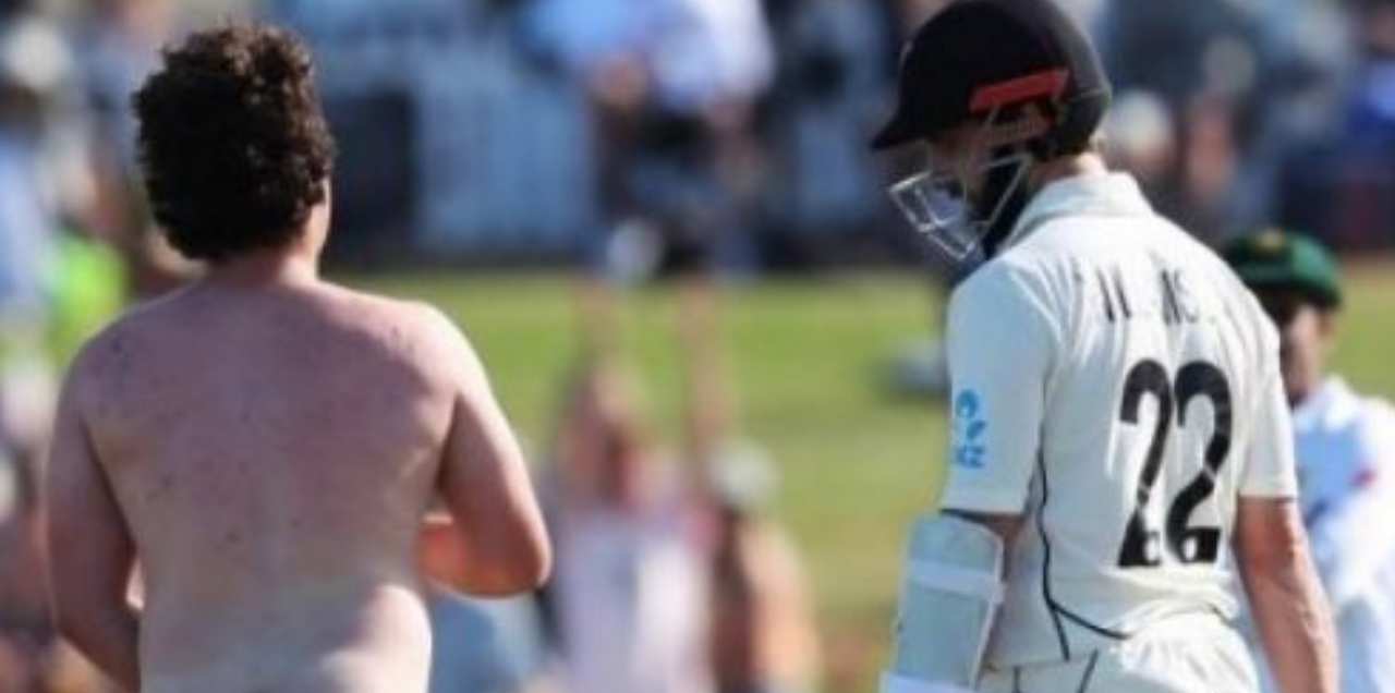 Naked Man Interrupts First Test Match Between Pakistan & New Zealand