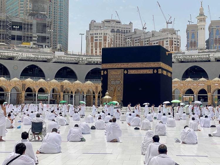 Man Tries To Attack Imam-I-Kaaba During Sermon - Shocking Video Goes Viral!