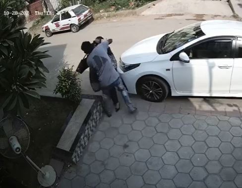 WATCH: Woman Robbed Outside Her House & Physically Assaulted As She Resists