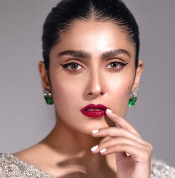 WATCH: Ayeza Khan Claims Her Beauty Secret Is 'Less Makeup' But ...