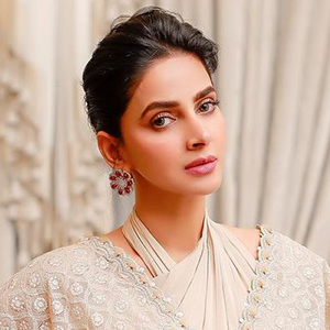 Saba Qamar Biography, Age, Family, Birthday & Net Worth