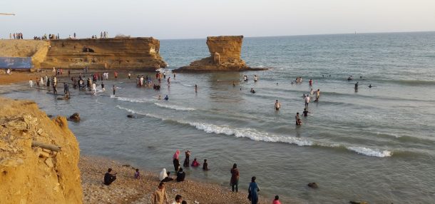 Five People Drown At Hawkes Bay Beach In Karachi - Parhlo